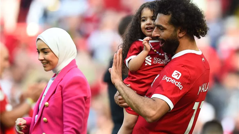 محمد صلاح: ابنتي وضعت الجائزة في غرفتها فاضطررت لمنح اختها الحذاء الذهبي