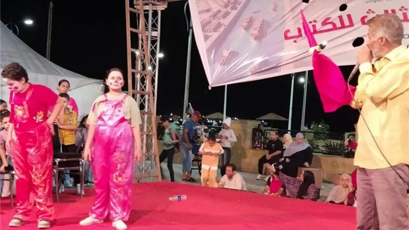 جمهور معرض السويس للكتاب يتفاعل مع عروض الأراجوز والعرائس