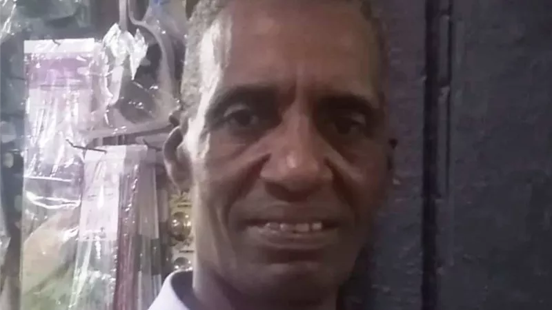 «جسمي اللي سبقني»..عامل مزلقان بني سويف يروي تفاصيل إنقاذه لشاب من الموت