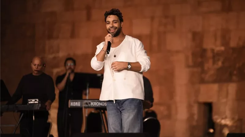 رفع شعار كامل العدد.. أحمد جمال يتألق في ختام مهرجان القلعة