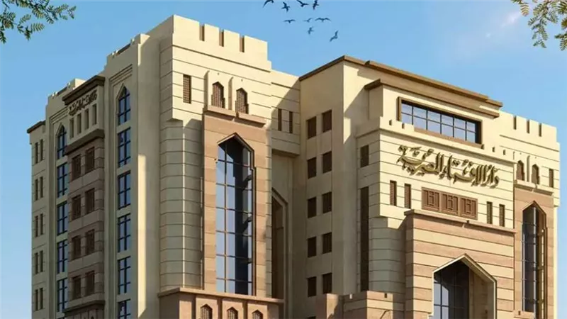 «الإفتاء» توضح حكم التشبه بالنساء واتباع الموضة الغربية للرجال