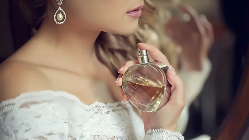 من أجل زفافك.. اتبعي تلك النصائح لاختيار العطر المثالي 