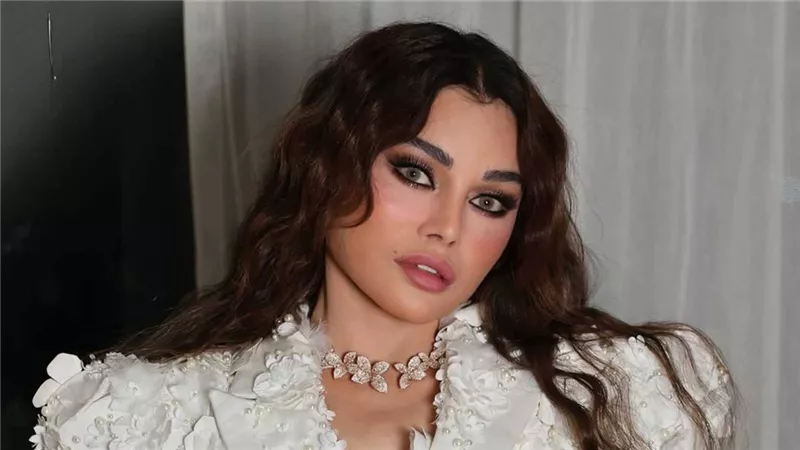 فيديو| هيفاء ترمي جزءًا من فستانها بحفل لبنان.. ومتابعون: «بتقلد جينفر لوبيز»