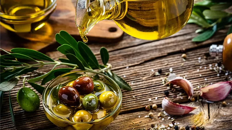 مفأجاة.. زيت الزيتون لا يفقد فوائده عند الطهي 