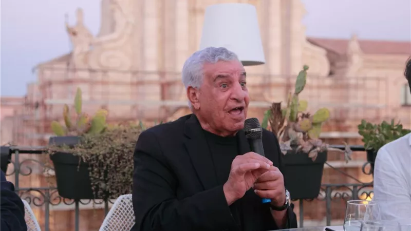 زاهي حواس يشارك في بروفات أوبرا “عايدة” ويوقّع روايته في إيطاليا