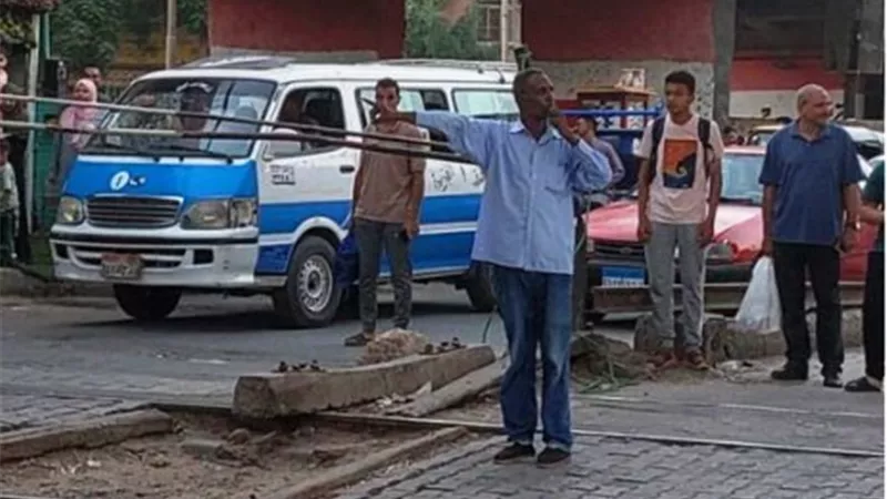  تكريم من الدولة والنقابة.. عامل مزلقان بني سويف يتحول إلى أيقونة للشهامة 