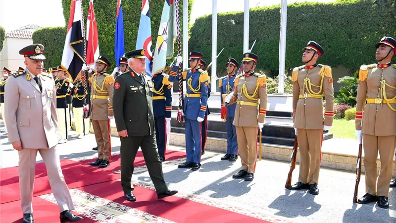 وزير الدفاع ورئيس الأركان يلتقيان رئيس الأركان الأردني