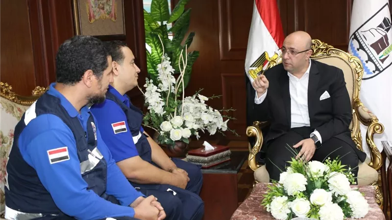 أمانة تساوي مليون ونصف.. لماذا كرم محافظ بني سويف مسعفاً وسائقاً؟