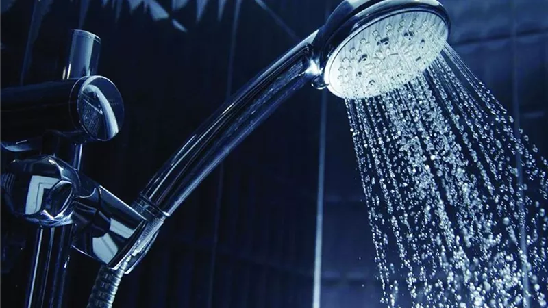 5 طرق لتحويل استحمامك الصباحي إلى طقس يعيد شحن طاقتك