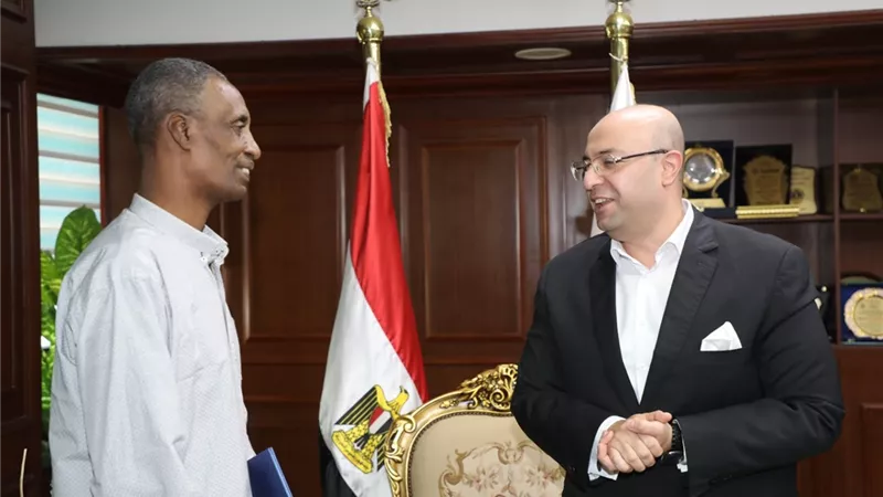 كرمه المحافظ وهاتفه وزير العمل.. ما سر الاحتفاء بعامل مزلقان بني سويف؟