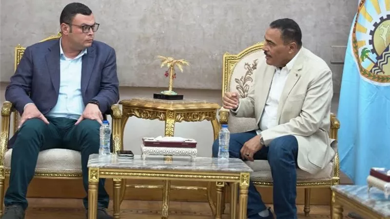 محافظ مطروح يناقش استقرار ضخ المياه بالمدينة
