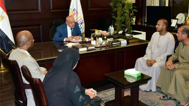 محافظ الأقصر يلتقي الأسر المتضررة من حريق الكرنك
