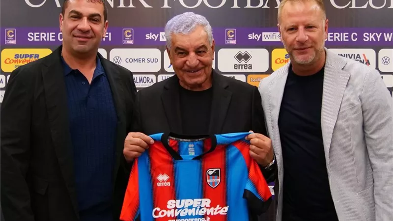رئيس نادي كاتانيا الإيطالي يستقبل عالم الآثار المصرية زاهي حواس