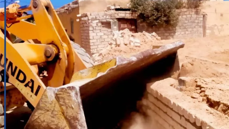 الإسكندرية تضرب بيد من حديد .. وإزالة 30 حالة تعد على الأراضي