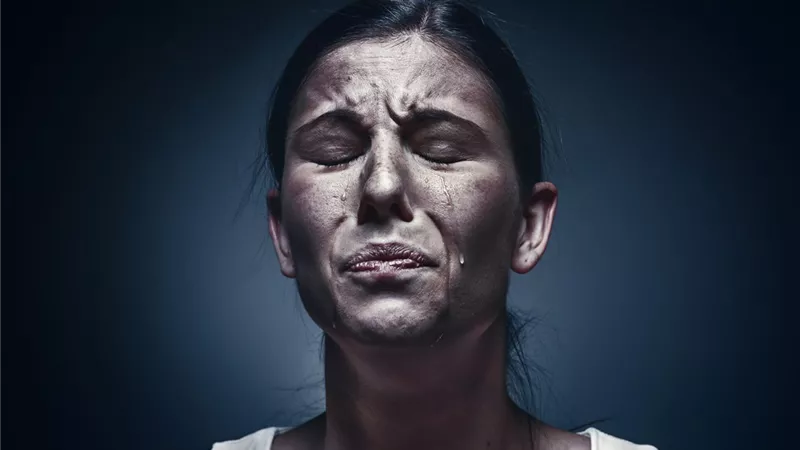 منها تخفيف التوتر والألم العاطفي.. 5 فوائد للبكاء