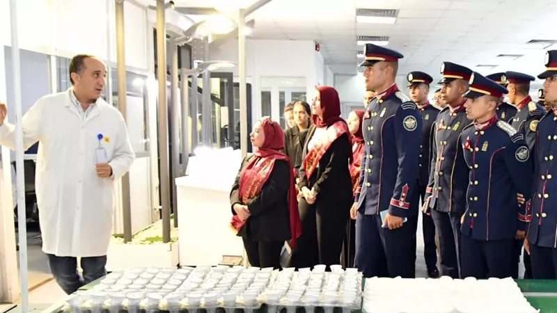 القوات المسلحة تنظم زيارة لوفد من الإعلاميين وطلبة الأكاديمية العسكرية للشركة العربية العالمية للبصريات