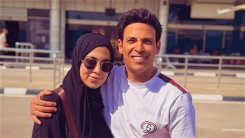ابنة سعد الصغير تظهر بالحجاب أثناء سفرها لإداء العمرة.. ووالدها يدعمها