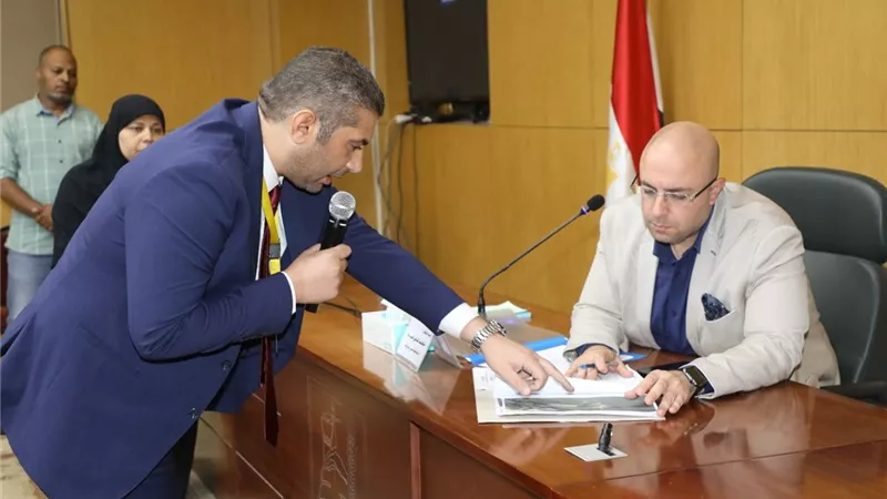 محافظ بني سويف يوجه بحل مشكلات المياه والصرف والكهرباء بالقرى 
