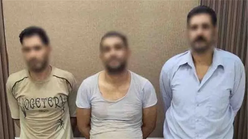 القبض على 3 عاطلين تعدوا على مواطن ونجله في شبرا الخيمة
