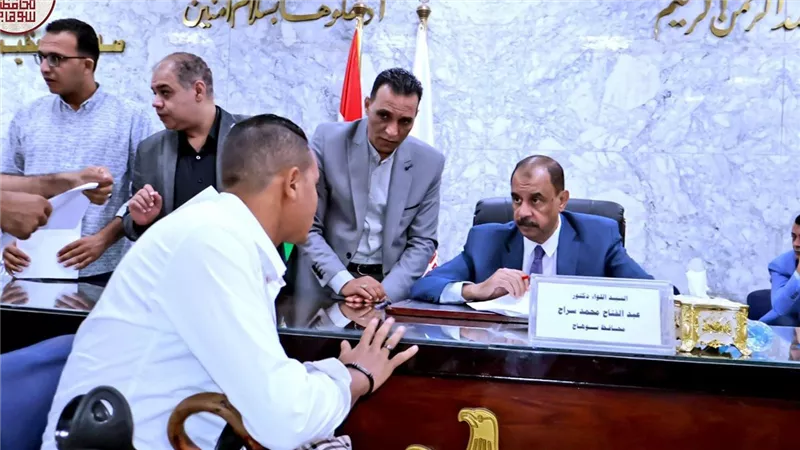 محافظ سوهاج يبحث شكاوى وطلبات المواطنين 