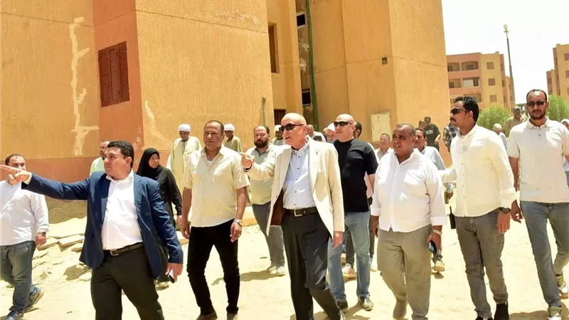 محافظ الأقصر يتفقد مشروع الإسكان الاجتماعي بالطود