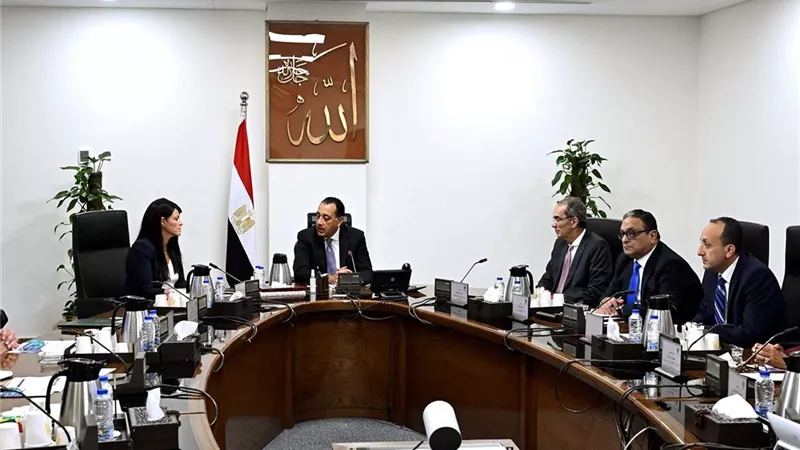 رئيس الوزراء يستعرض خطط الدولة للتحول الرقمي