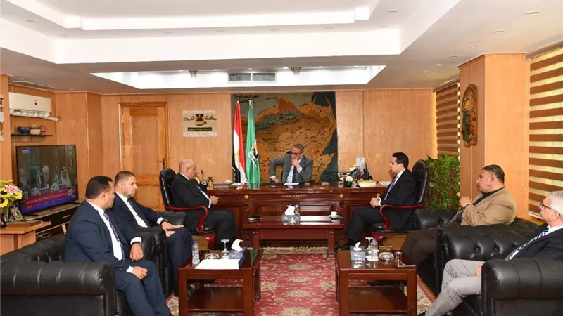 محافظ الفيوم يناقش آليات الاستغلال الأمثل لفرص الاستثمار الصناعي والزراعي