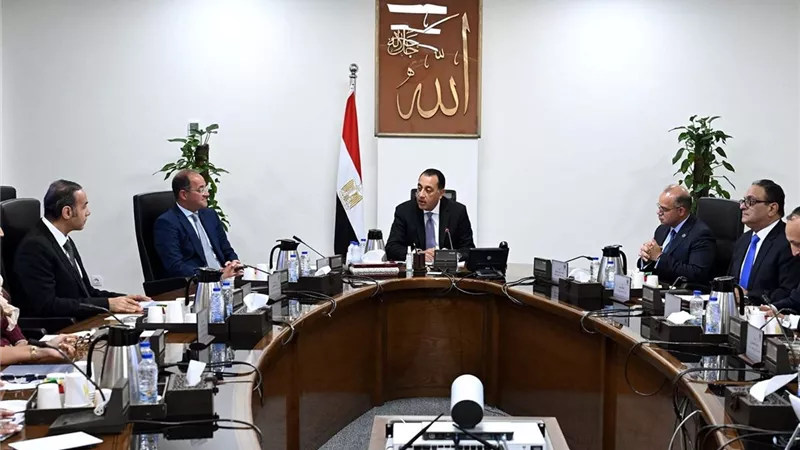 مدبولي يجتمع برئيسي البورصة والرقابة المالية في أول يوم عمل لـ «عزام»