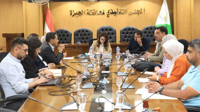 نائب محافظ الجيزة تراجع عروض شركات تدوير المخلفات بمقلب شبرامنت