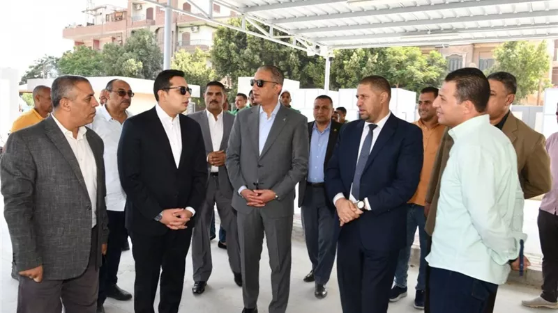 محافظ الفيوم يتفقد مجمع مواقف 