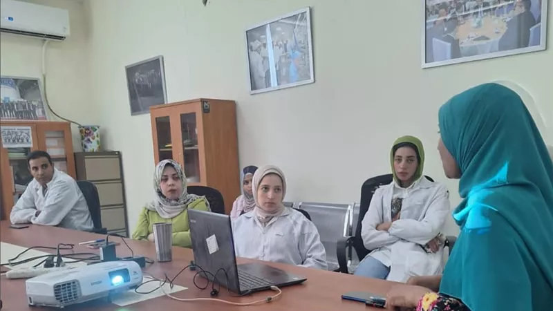  لخطورتها على الصحة.. خطة أسيوط للحفاظ على حياة العمال من الهواتف المحمولة 