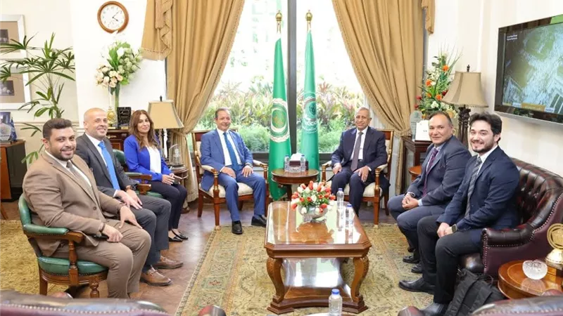 رئيس الأكاديمية العربية يفتتح جناح مؤلفات رئيس دولة فلسطين بالإسكندرية 