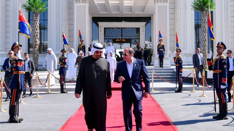 الرئيس السيسي يودع الشيخ محمد بن زايد آل نهيان بمطار العلمين الدولي