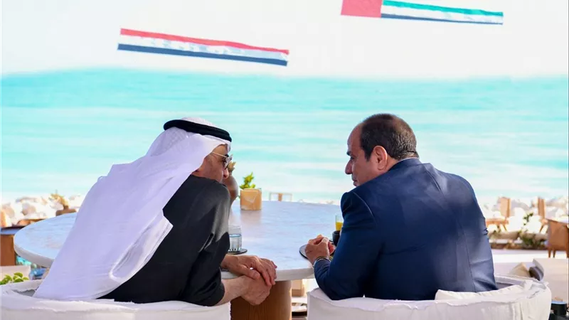 فيديو| الرئيس السيسي والشيخ محمد بن زايد يتناولان الإفطار على شواطئ العلمين