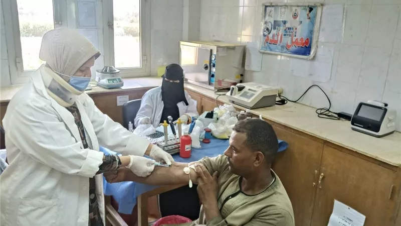 فحص أكثر من 976 مواطنًا بقرية دروة بمركز ملوي