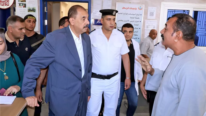 محافظ سوهاج يتفقد قرية 
