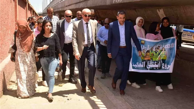  الأقصر تنفذ حملة مكبرة لرفع الإشغالات بمنطقة شرق السكة الحديد 
