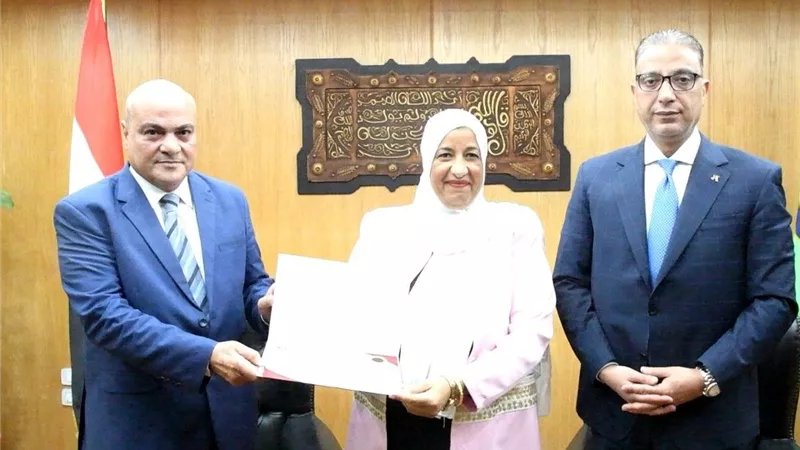 محافظ الفيوم يبحث آليات تنفيذ برامج محو الأمية