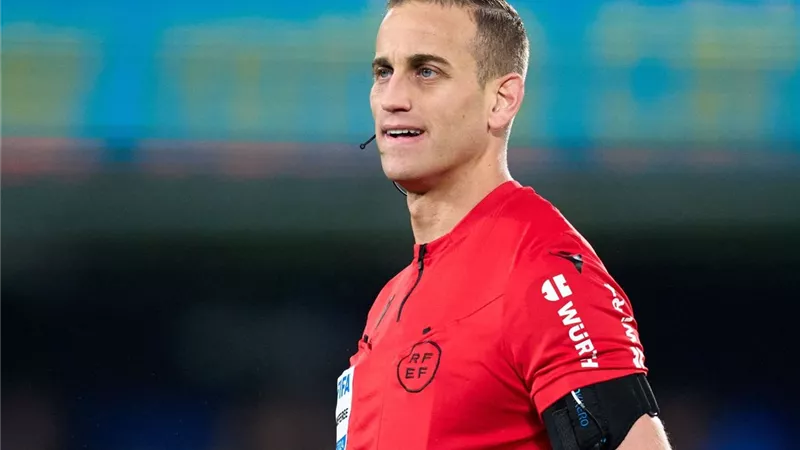 الإسباني خافيير روخاس حكما لمباراة الأهلي وبيراميدز في الدوري