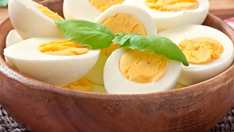 بعد نصيحة وزارة الصحة من تناوله.. ما هى الفوائد الصحية للبيض