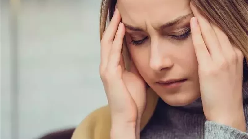 5 أطعمة ومشروبات قد تُخفف من الصداع بشكل طبيعي