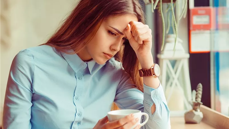 لماذا تشعرين بالصداع بعد التوقف عن شرب الكافيين؟