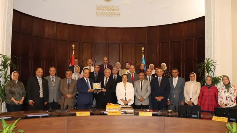جامعة الإسكندرية تبحث تطوير القاعات الدراسية 