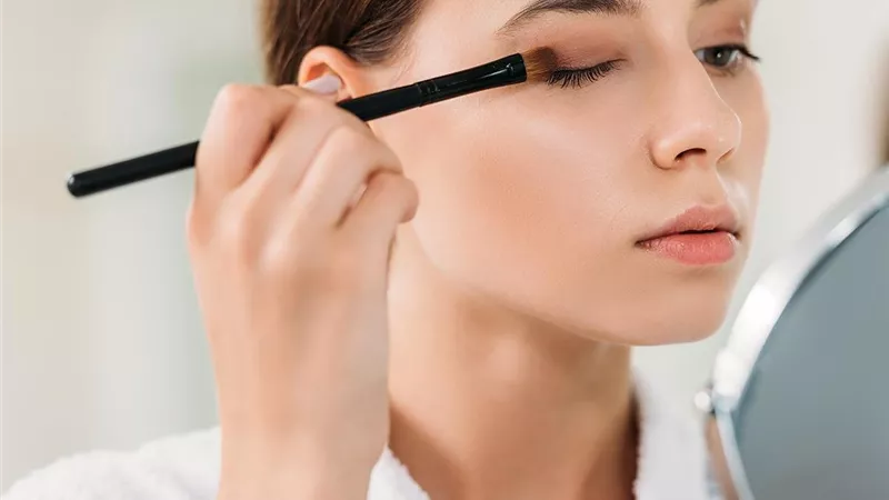 عدم دمج الألوان جيداً.. أخطاء تجعل ظلال العيون غير متساوي