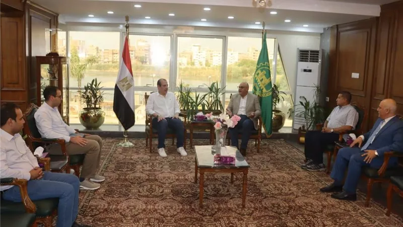 لمتابعة المنظومة الصحية.. محافظ القليوبية يستقبل نائب وزير الصحة للطب الوقائي  