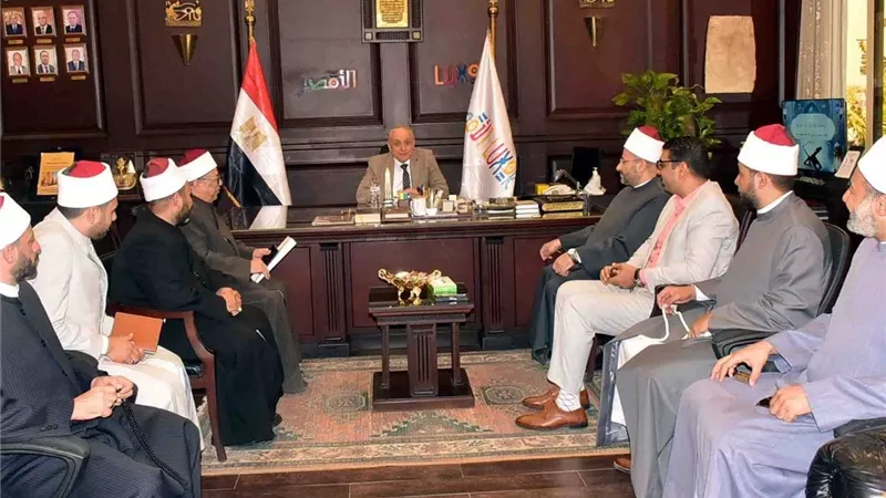 محافظ الأقصر يستقبل قافلة الوعظ بالأزهر الشريف