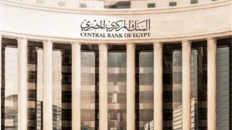 ماذا يعني خفض أسعار الفائدة 2%؟.. شريحتان أكبر المستفيدين وهذا مصير الذهب