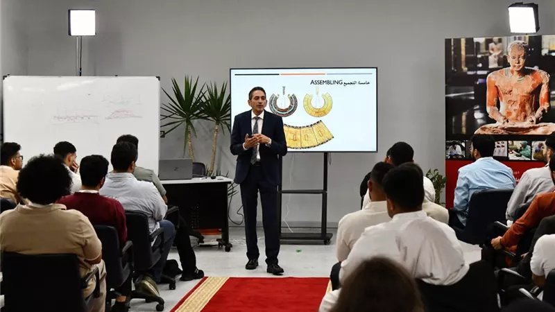 المتحف المصري الكبير يشهد برنامجًا تدريبيًا متخصصًا في علاج وصيانة المقتنيات الأثرية