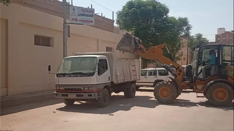 الأقصر تنفذ حملة نظافة شاملة بشارع الخليج والمستشفي الدولي