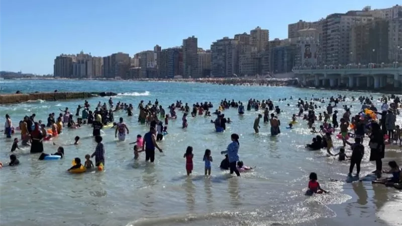 بعد عودة الحياة لشواطئ الإسكندرية.. والسياحة والمصايف تضبط مخالفات وإشغالات